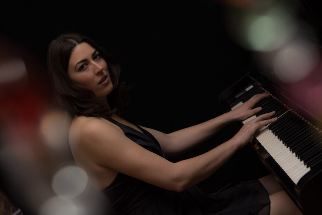 Erika Spencer am Piano an Metron-Konzertreihe