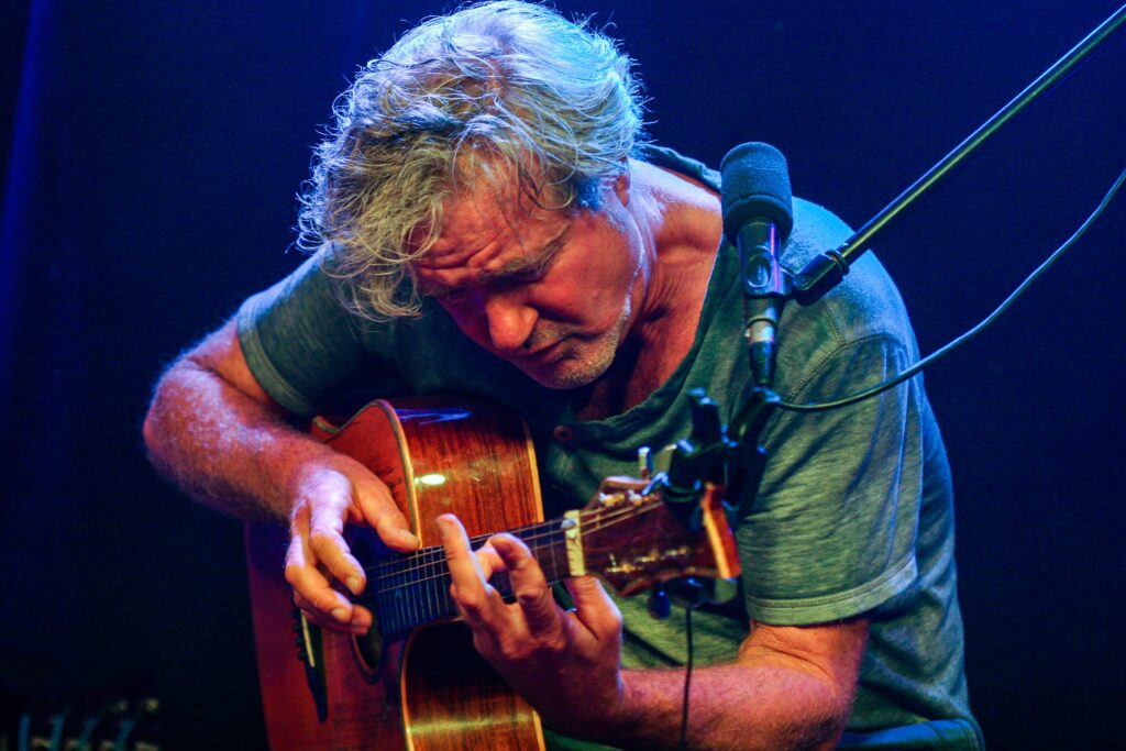 Dieter Bornschlegel alias Bornzero spielt Akustikgitarre