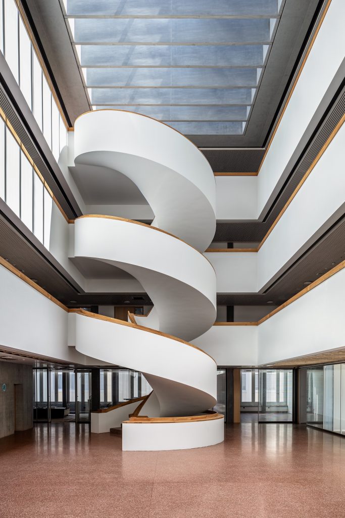 Das 4. Geschossige Atrium mit grosser Wendeltreppe.
