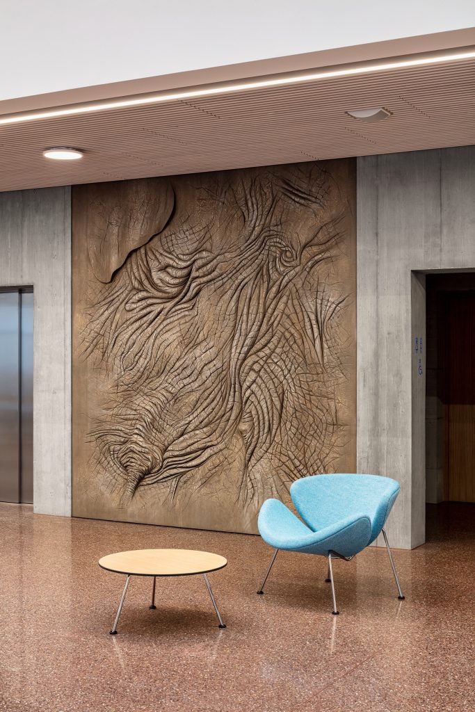 Das 4. Geschossige Atrium mit grosser Wendeltreppe.