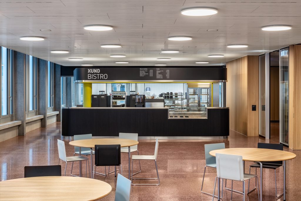 Bistro im Erdgeschoss