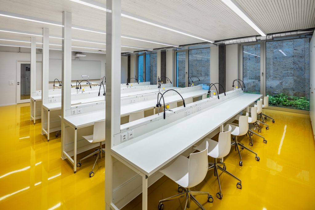 Labor im Untergeschoss.