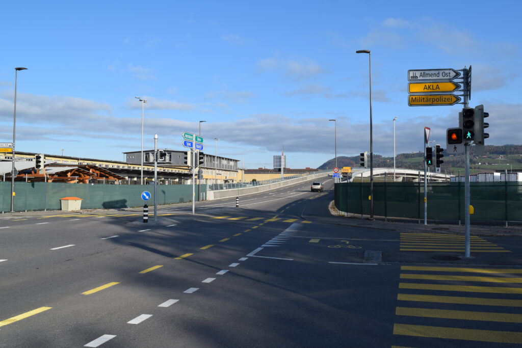 Asphaltlandschaft und leere Strassen