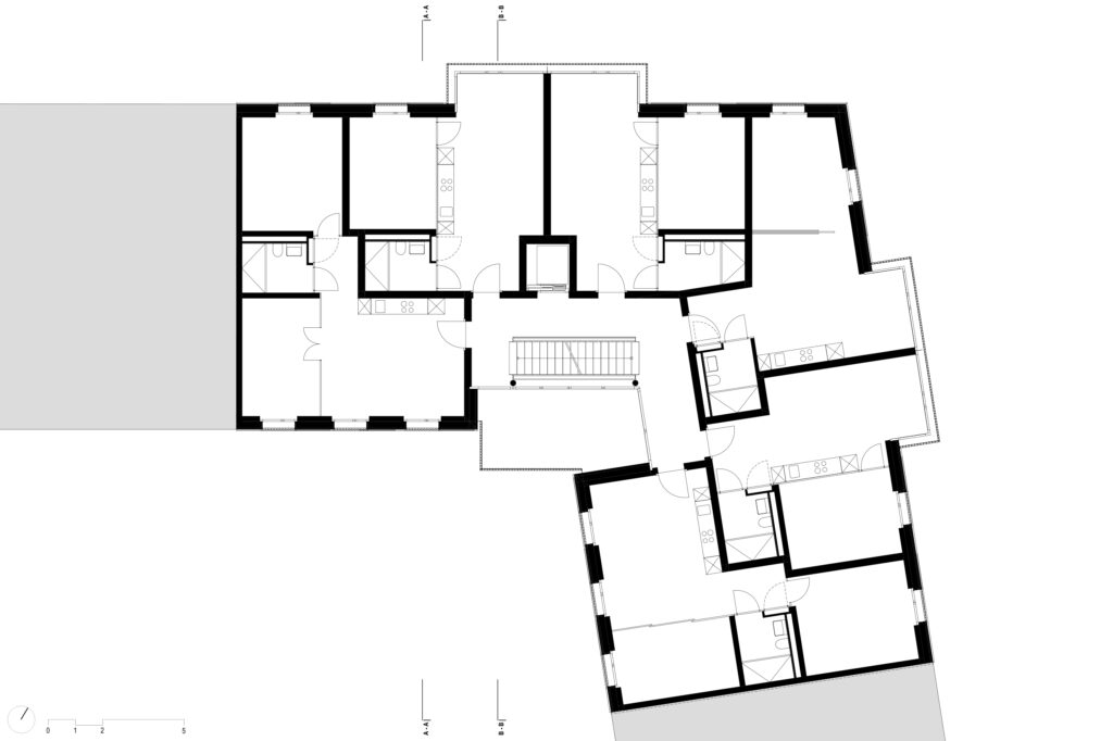 Regelgeschoss des Wohnhauses Beckenweg 11. In der Innenecke zum Hof gibt es grosszügige Gemeinschaftsbalkone, welche direkt vom Treppenhaus zugänglich sind. Vom Korridor um die einläufige Treppe werden bis zu 6 Wohnungen erschlossen.