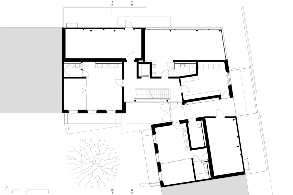 Erdgeschoss des Wohnhauses Beckenweg 11. Ein Durchgang gibt den Weg frei zum Innenhof. In der Gebäudeecke zum Lysbüchelplatz findet sich eine kleine Dienstleistungsfläche.