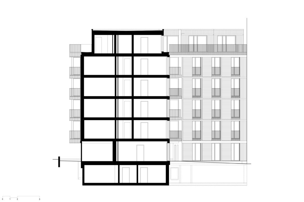 Schnitt durch die Wohnungsschicht. Au der Hof wie auch auf der Strassenseite finden sich Zimmer. In der Mitte sind die Nasszellen als ein Strang übereinander angeordnet.