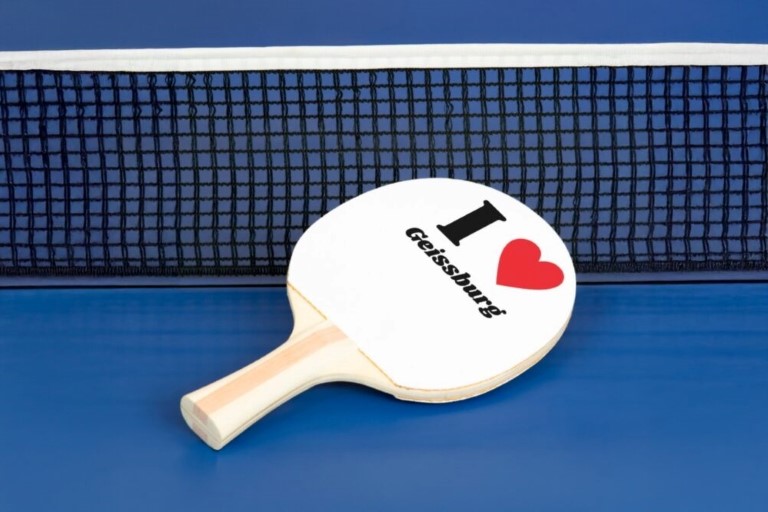 Pingpongschläger mit Schriftzug I (Herz) love geissburg. Keyvisual für die Ausstellung "GMuskelschloss trifft Geissburg"