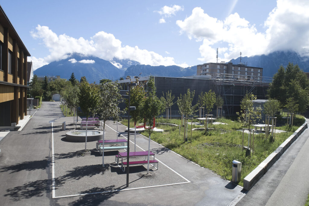 Erschliessungsachse mit Brunnen Gymnasium Thun