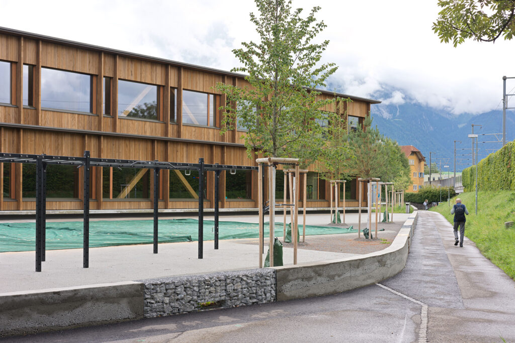 Vorplatz Gymnasium Thun mit Sportgeräten