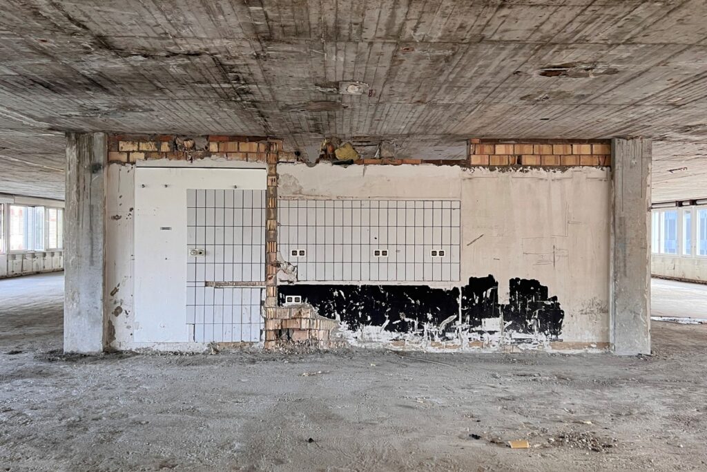 Geschäftshaus Zeughausstrasse Zürich, Blick auf eine gekachelte Wand während der Gesamtinstandsetzung