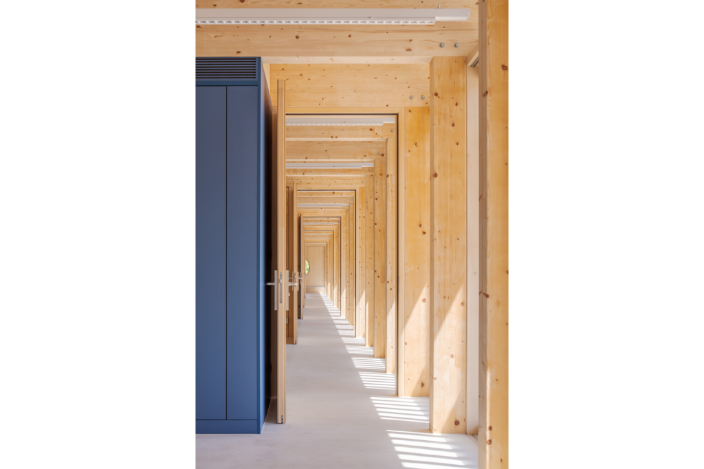 Die Atelierräume sind an der Fassade in einer Enfilade verbunden.