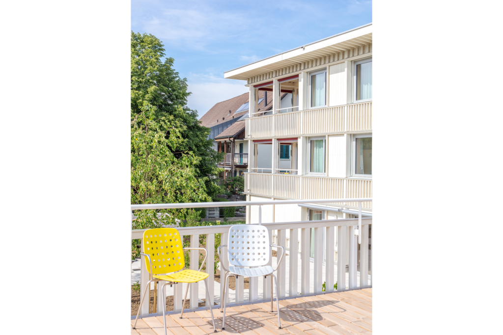 Die Dachterrasse bietet eine grosse gemeinschaftliche Fläche mit Blick auf den Garten und das Wohnhaus.