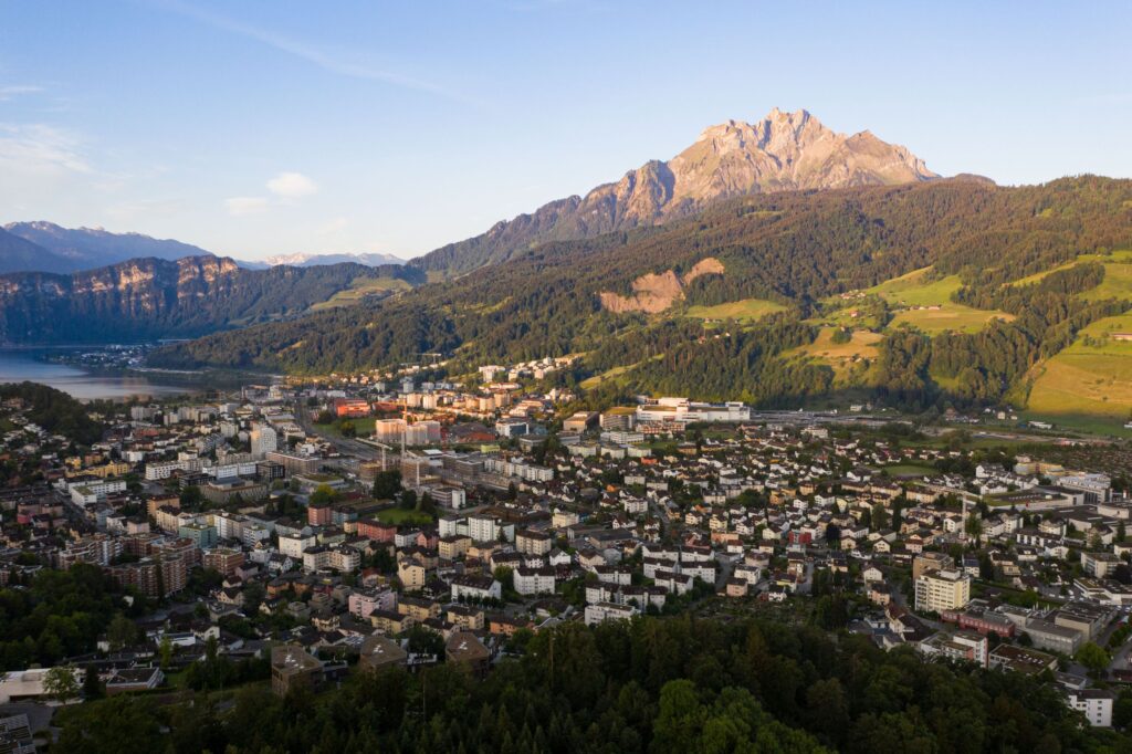 Luftbild von Horw, Luzern, mit Morgensonne