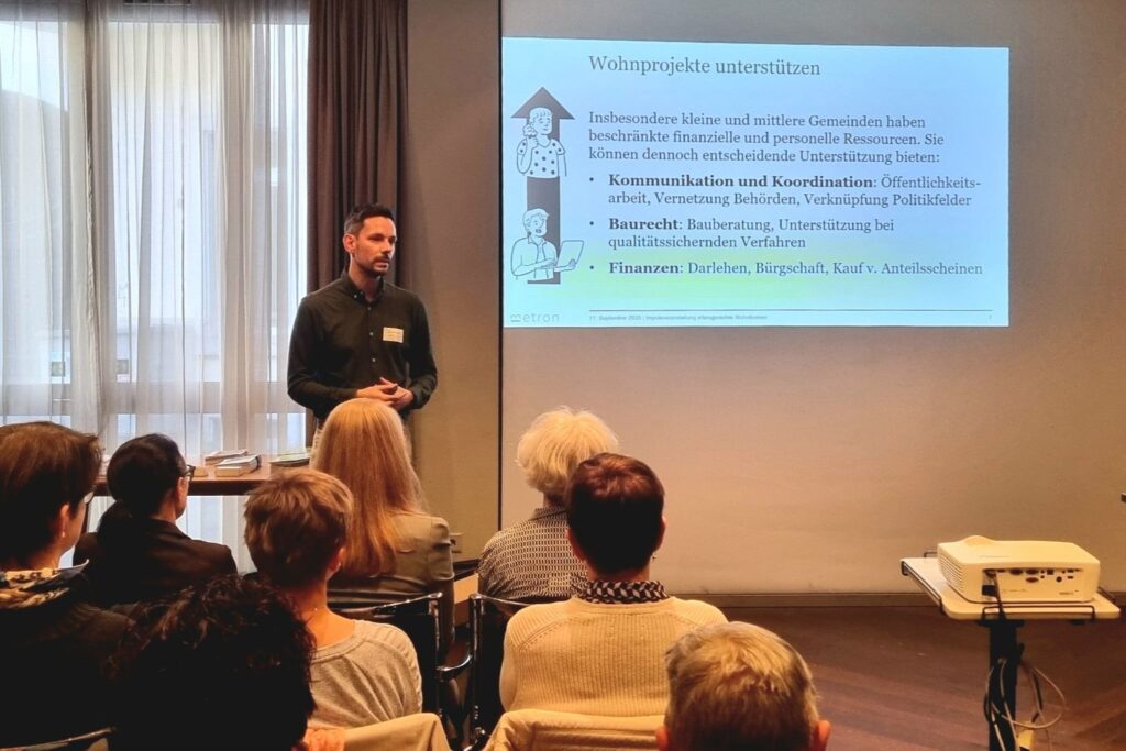 Giovanni DI Carlo spricht vor Publikum. Impulsveranstaltungen «Altersgerechte Wohnformen und ihr Beitrag zur Versorgungssicherheit»