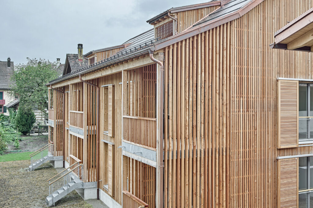 Fassade mit vertikalen Holzlatten als Verkleidung ähnlich den für die Region typischen Landwirtschaftsbauten.