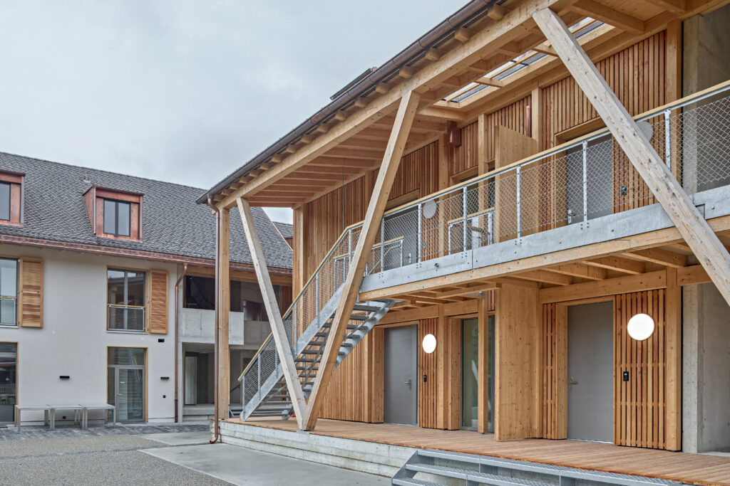 Die beiden nördlichen Bauten bilden im Winkel zueinander einen gemeinsamen Hof aus.
