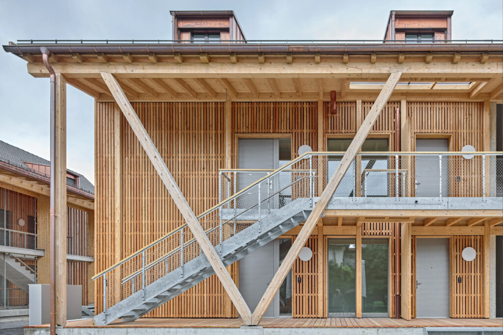 Fassadenansicht des Hofbaus, der über einen Laubengang erschlossen ist.