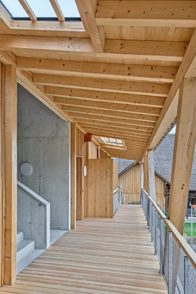 Die Wohnungen sind über grosszügige Laubengänge erschlossen.