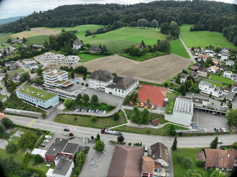 Luftbild der Gemeinde Safenwil mit Schulareal