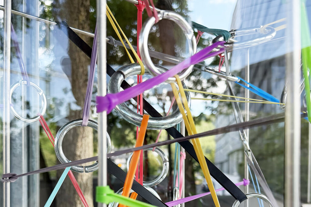 Brutkasten 2026, Detailaufnahme der Installation mit Ringen und bunten Bändern