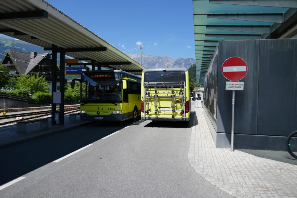 Busse am Bahnhof von Schruns, Österreich