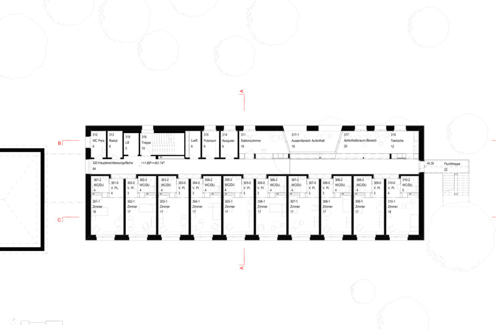 Regelgeschoss der Aufstockung. Ein zentraler Korridor gliedert den Grundriss in Nord- und Südhälfte. Die Bewohnerzimmer sind gegen Süden ausgerichtet, in der schlankeren Raumschicht gegen Norden werden unterstützende Funktionen, Pflegestation und der Aufenthaltsraum untergebracht.