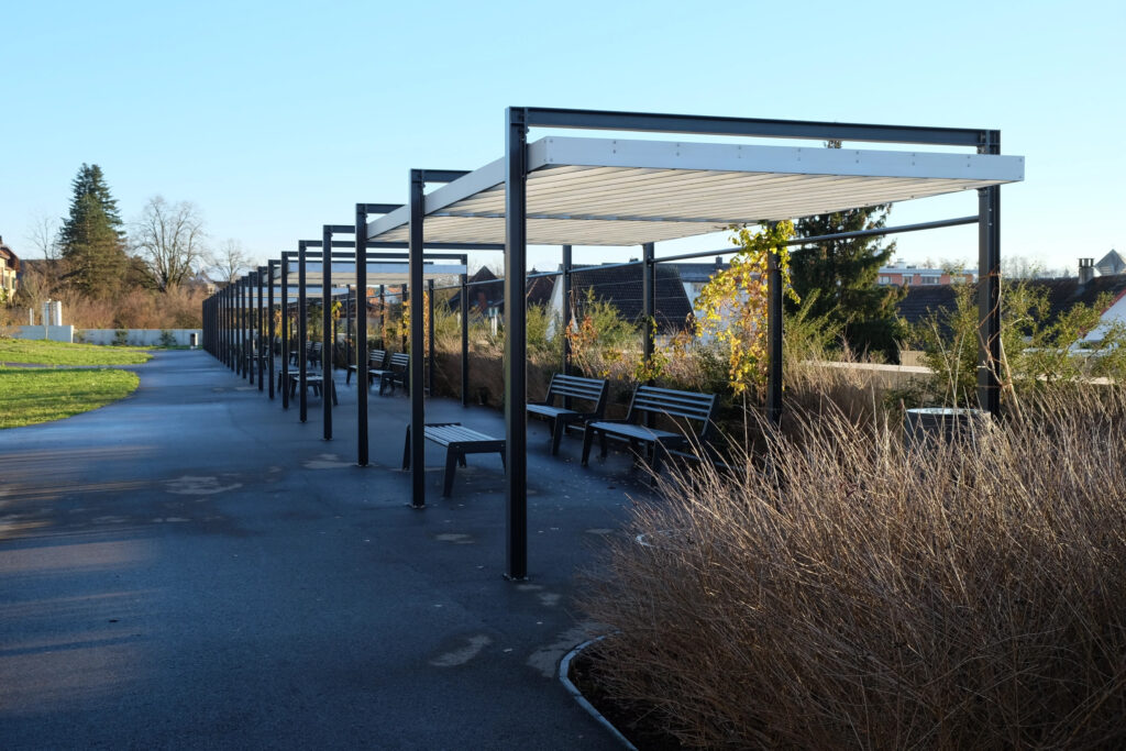 Die Pergola im Spitalpark bietet Ausblick bis in die Glaner Alpen.