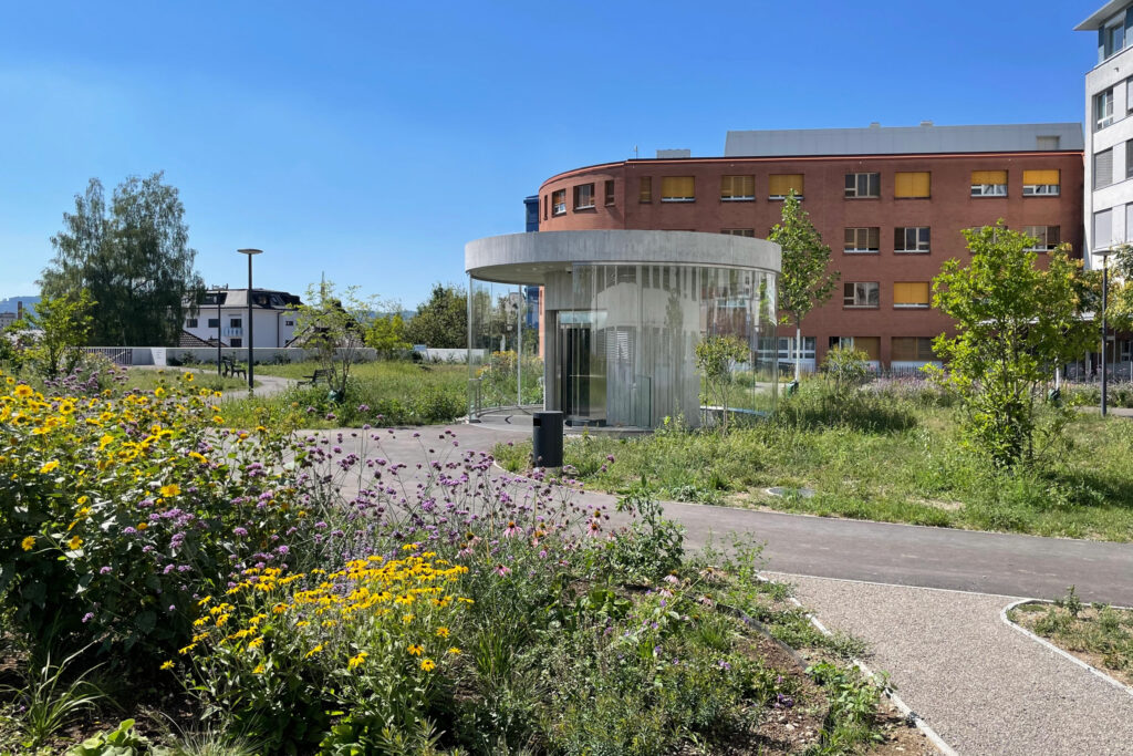 Eine verglaste Rotunde im Spitalpark ermöglicht den direkten Zugang zum Parkhaus.