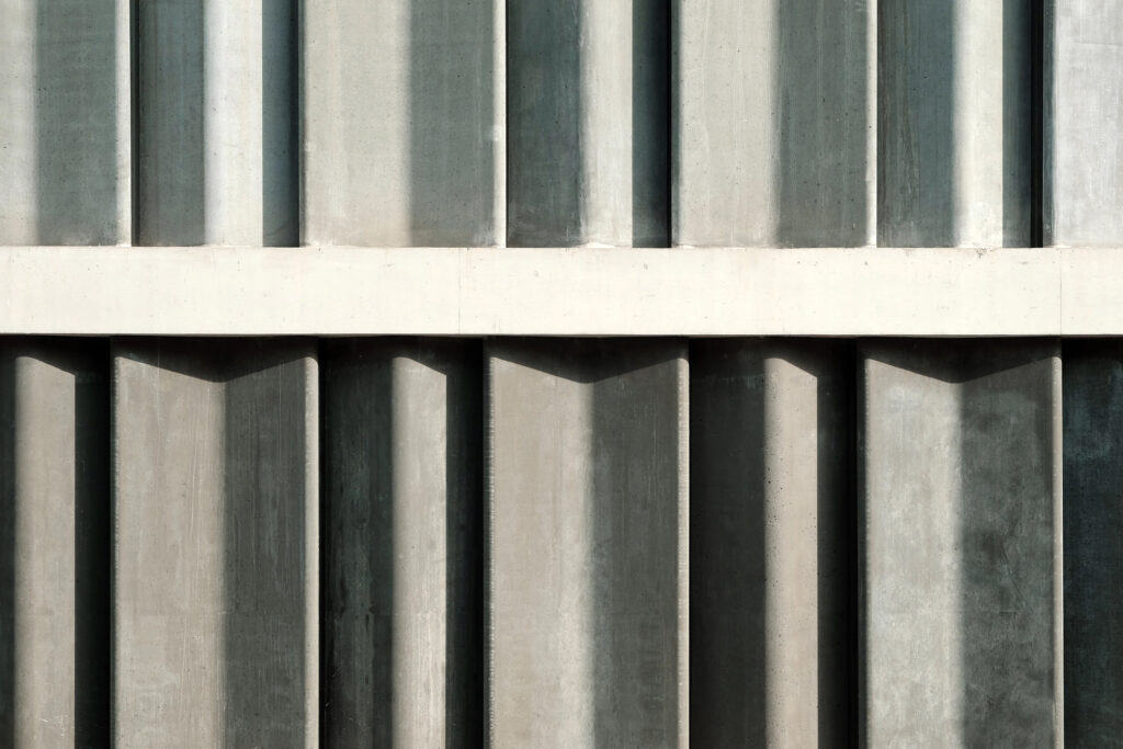 Detail der Deckenstirn und V-Stützen in der Fassade