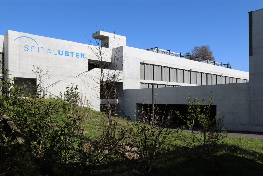 Hauptzugang, eine Treppe erschliesst die drei Parkierungsebenen und den Spitalpark.