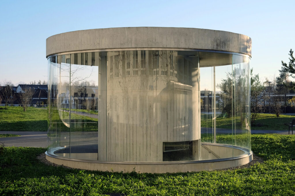 Eine verglaste Rotunde im Park bietet direkten Zugang zu den Parkplätzen.