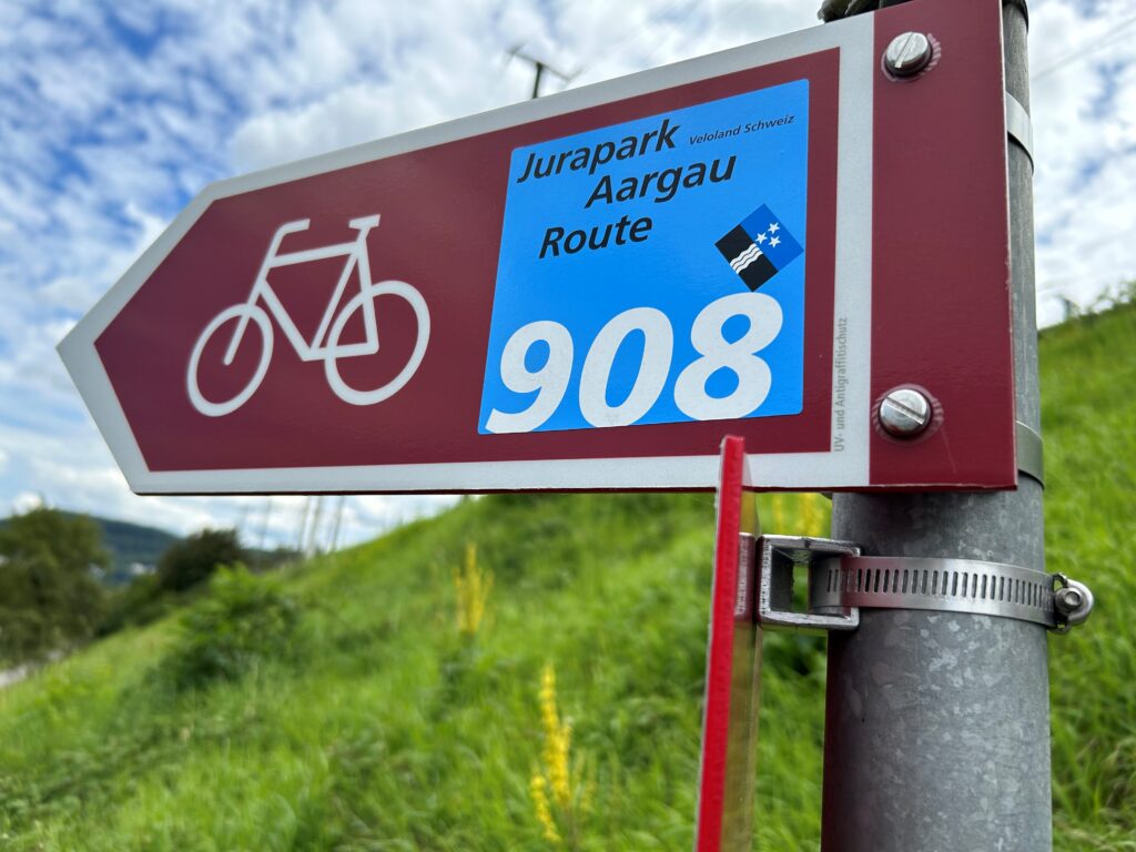 Signal an der Veloroute 908 im Jurapark Aargau