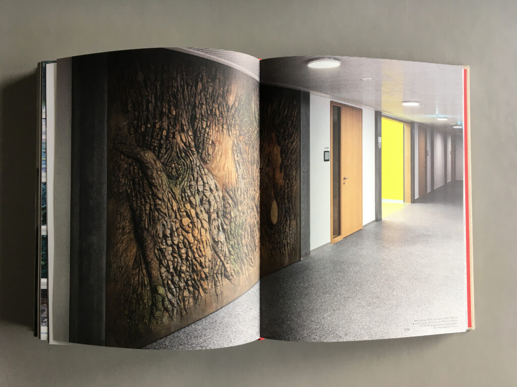 Holzrelief von Rochus Lussi im Bildungsbau XUND Luzern