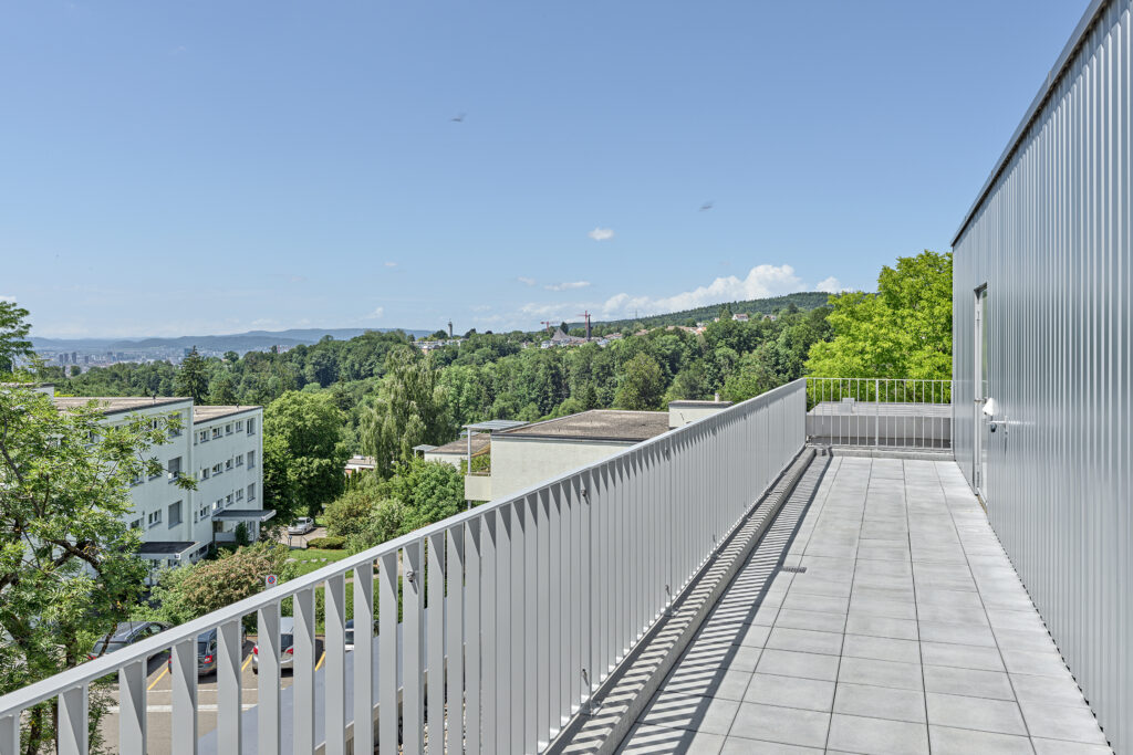 Aussicht vom Dach mit Technikaufbauten.