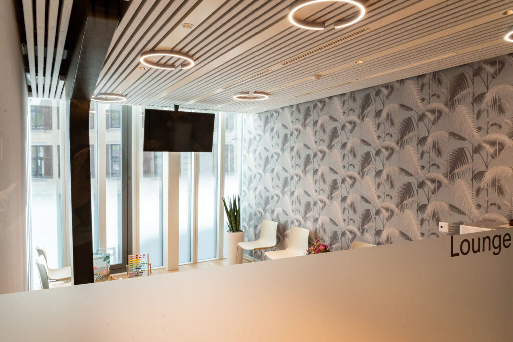 Haus zum Falken, Spital Zollikerberg, Lounge und Wartebereich mit farbiger Tapete als Akzent