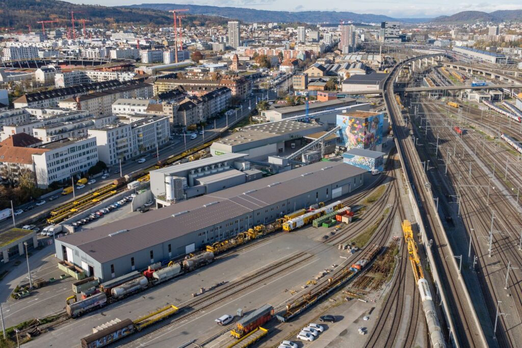 Vue d’ensemble du transbordement ferroviaire de marchandises dans la partie orientale de la vallée de la Limmat