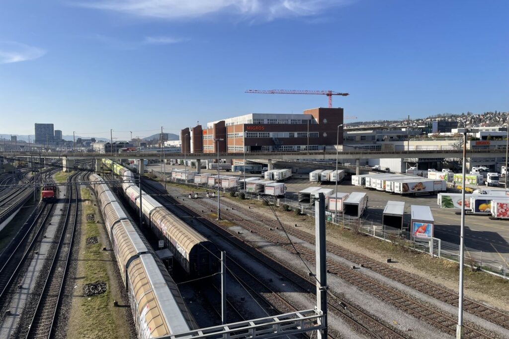 Vue d’ensemble du transbordement ferroviaire de marchandises dans la partie orientale de la vallée de la Limmat