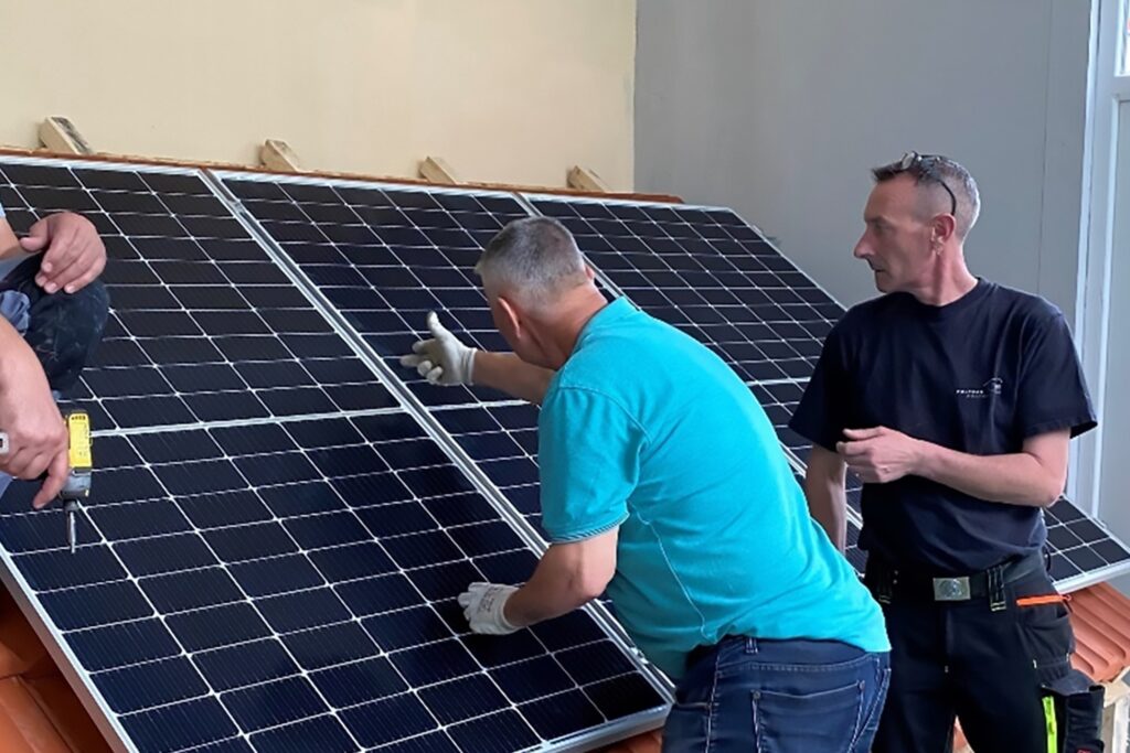 Solarstrom Tuzla PV-Anlage auf Dachmodell im Workshop 2023
